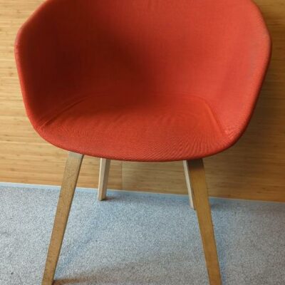 Fauteuil design Hee Welling modèle About A Chair édition Hay, structure en bois naturel, garniture en tissu rouge. 80 x 59 x 50 cm. 25 unités. Vendu à l’unité avec faculté de réunion. Localisation : 6 rue Duret – 75116 Paris : rdc, rdc haut, 3-74