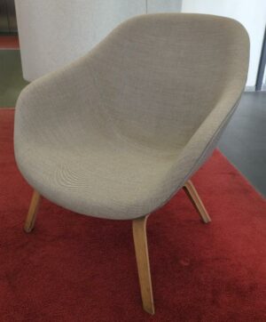 Fauteuil bas design Hee Welling modèle About a Lounge édition Hay recouvert de tissu gris, piètement bois naturel. 80 x 76 x 55 cm. 2 unités. Vendu à l'unité avec faculté de réunion. Localisation : 6 rue Duret - 75116 Paris : rdc accueil , 3-95