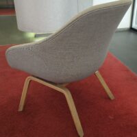 Fauteuil bas design Hee Welling modèle About a Lounge édition Hay recouvert de tissu gris, piètement bois naturel. 80 x 76 x 55 cm. 2 unités. Vendu à l'unité avec faculté de réunion. Localisation : 6 rue Duret - 75116 Paris : rdc accueil , 3-95 – Image 2
