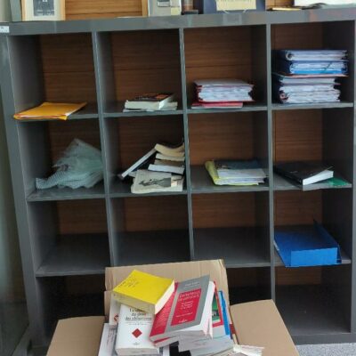 Meuble bibliothèque en bois laqué gris à 16 compartiments avec ou sans porte, différentes configurations. 149 x 149 x 39 cm. 5 unités. Vendu à l’unité avec faculté de réunion. Localisation : 6 rue Duret – 75116 Paris : es8, 1er, 3-84