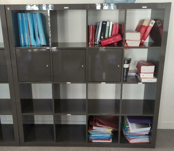 Meuble bibliothèque en bois laqué gris à 16 compartiments avec ou sans porte, différentes configurations. 149 x 149 x 39 cm. 5 unités. Vendu à l'unité avec faculté de réunion. Localisation : 6 rue Duret - 75116 Paris : es8, 1er, 3-84