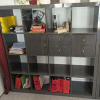 Meuble bibliothèque en bois laqué gris à 16 compartiments avec ou sans porte, différentes configurations. 149 x 149 x 39 cm. 5 unités. Vendu à l'unité avec faculté de réunion. Localisation : 6 rue Duret - 75116 Paris : es8, 1er, 3-84 – Image 3