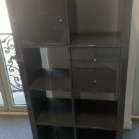 Meuble bibliothèque en bois laqué gris à 8 compartiments dont 1 porte et 2 tiroirs, différentes configurations. 6 unités. Vendu à l'unité avec faculté de réunion. Localisation : 6 rue Duret - 75116 Paris : es8, 1er haut, 3-82, 3-71, 515b – Image 2
