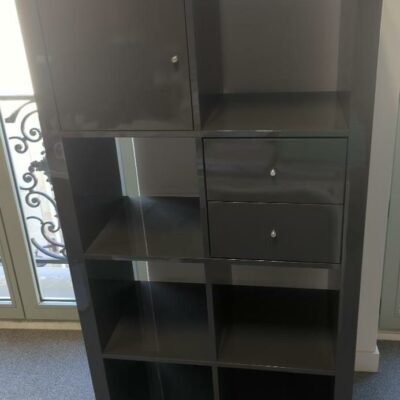Meuble bibliothèque en bois laqué gris à 8 compartiments dont 1 porte et 2 tiroirs, différentes configurations. 6 unités. Vendu à l’unité avec faculté de réunion. Localisation : 6 rue Duret – 75116 Paris : es8, 1er haut, 3-82, 3-71, 515b