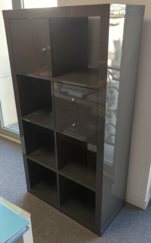 Meuble bibliothèque en bois laqué gris à 8 compartiments dont 1 porte et 2 tiroirs, différentes configurations. 6 unités. Vendu à l'unité avec faculté de réunion. Localisation : 6 rue Duret - 75116 Paris : es8, 1er haut, 3-82, 3-71, 515b