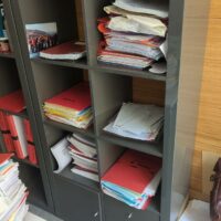 Meuble bibliothèque en bois laqué gris à 8 compartiments dont 1 porte et 2 tiroirs, différentes configurations. 6 unités. Vendu à l'unité avec faculté de réunion. Localisation : 6 rue Duret - 75116 Paris : es8, 1er haut, 3-82, 3-71, 515b – Image 3