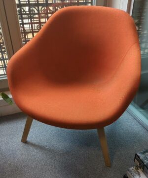 Fauteuil bas design Hee Welling modèle About A Lounge édition Hay recouvert de tissu orange, piètement en bois naturel. 80 x 76 x 55 cm. 3 unités. Vendu à l'unité avec faculté de réunion. Localisation : 6 rue Duret - 75116 Paris : 1-40, 2eme bas, 3-73