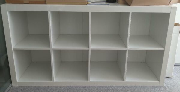 Meuble bibliothèque à 8 compartiments en bois laqué blanc brillant. 80 x 150 x 40 cm. 3 unités. Vendu à l'unité avec faculté de réunion. Localisation : 6 rue Duret - 75116 Paris : 1-30, 1-31, 1-19