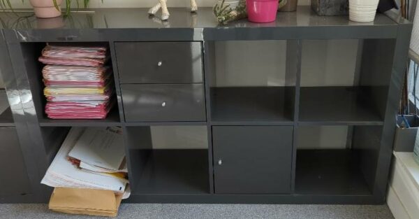 Meuble bibliothèque en bois laqué gris à 8 compartiments dont 2 tiroirs et 1 porte, différentes configurations. 80 x 150 x 40 cm. 12 unités. Vendu à l'unité avec faculté de réunion. Localisation : 6 rue Duret - 75116 Paris : 2-53, 2-5, 2-43, 2-67, 3-85, 3-80, 3-79