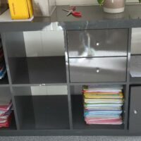 Meuble bibliothèque en bois laqué gris à 8 compartiments dont 2 tiroirs et 1 porte, différentes configurations. 80 x 150 x 40 cm. 12 unités. Vendu à l'unité avec faculté de réunion. Localisation : 6 rue Duret - 75116 Paris : 2-53, 2-5, 2-43, 2-67, 3-85, 3-80, 3-79 – Image 2