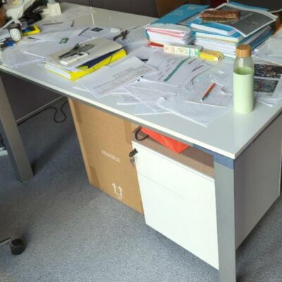 Bureau de direction à plateau rectangulaire en bois laqué blanc reposant sur 4 pieds triangulaires en métal. 75 x 200 x 90 cm. 2 unités. Vendu à l’unité avec faculté de réunion. Localisation : 6 rue Duret – 75116 Paris : 2-54, 2-50