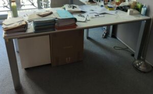 Bureau de direction à plateau rectangulaire en bois laqué blanc reposant sur 4 pieds triangulaires en métal. 75 x 200 x 90 cm. 2 unités. Vendu à l'unité avec faculté de réunion. Localisation : 6 rue Duret - 75116 Paris : 2-54, 2-50