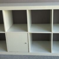 Meuble bibliothèque en bois laqué blanc brillant à 8 compartiments dont 1 porte et 2 tiroirs, différentes configurations. 79 x 149 x 39 cm. 5 unités. Vendu à l'unité avec faculté de réunion. Localisation : 6 rue Duret - 75116 Paris : 2-55, 2-65, 3-81 – Image 3