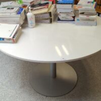 Table ronde, plateau en bois laqué blanc, piètement colonne en acier gris sur base circulaire. 73 x 120 cm. Localisation : 6 rue Duret - 75116 Paris : bibliothèque -2 – Image 2