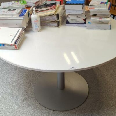 Table ronde, plateau en bois laqué blanc, piètement colonne en acier gris sur base circulaire. 73 x 120 cm. Localisation : 6 rue Duret – 75116 Paris : bibliothèque -2
