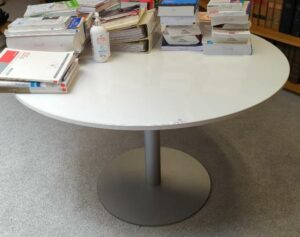 Table ronde, plateau en bois laqué blanc, piètement colonne en acier gris sur base circulaire. 73 x 120 cm. Localisation : 6 rue Duret - 75116 Paris : bibliothèque -2
