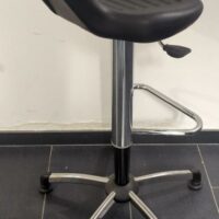 Tabouret pivotant ajustable en hauteur de marque Sokoa, assise en plastique noir, structure en acier chromé, piètement en étoile à 5 branches sur patins. 80 à 98 x 57 x 57 cm. Localisation : 6 rue Duret - 75116 Paris : -2 repro – Image 2