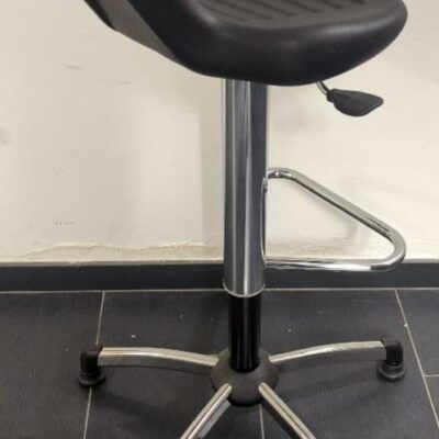 Tabouret pivotant ajustable en hauteur de marque Sokoa, assise en plastique noir, structure en acier chromé, piètement en étoile à 5 branches sur patins. 80 à 98 x 57 x 57 cm. Localisation : 6 rue Duret – 75116 Paris : -2 repro