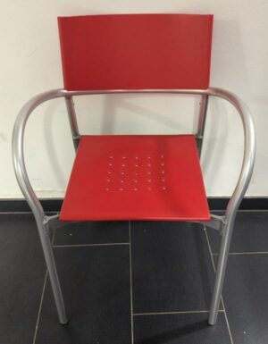 Fauteuil design Carlo Bartoli modèle Breeze édition Segis, dossier et assise en plastique rouge, armature en aluminium. 78 x 57 x 50 cm. Localisation : 6 rue Duret - 75116 Paris : -2 repro