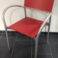 Fauteuil design Carlo Bartoli modèle Breeze édition Segis, dossier et assise en plastique rouge, armature en aluminium. 78 x 57 x 50 cm. Localisation : 6 rue Duret - 75116 Paris : -2 repro – Image 2