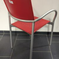 Fauteuil design Carlo Bartoli modèle Breeze édition Segis, dossier et assise en plastique rouge, armature en aluminium. 78 x 57 x 50 cm. Localisation : 6 rue Duret - 75116 Paris : -2 repro – Image 3