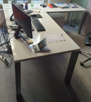 Bureau de direction avec retour, plateau rectangulaire en bois laqué blanc sur 4 pieds triangulaires en métal. 75 x 180 x 90 cm. 15 unités. Vendu à l'unité avec faculté de réunion. Localisation : 6 rue Duret - 75116 Paris : Es, 1-34, 1-39, 1-29, 1-20, 2-55, 2-66, 2-60, 2-63, es7, 3-73, 3-70, 520. 
Dimension retour : 75 x 120 x 60 cm. 15 unités. Localisation : es, es12, es8, 1-34, 1-39, 1-29, 1-21, 1-20, 1-54, 2-55, 2-56, 2-66, 3-73, 520