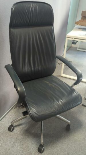 Fauteuil de direction pivotant ajustable en hauteur en cuir bleu nuit. piètement en étoile à 5 branches sur roulettes. 119 x 61 x 66 cm. Localisation : 6 rue Duret - 75116 Paris : es13