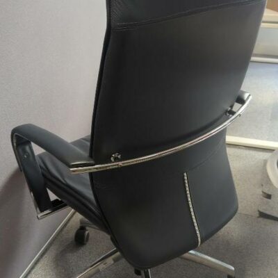 Fauteuil de direction pivotant ajustable en hauteur en cuir bleu nuit. piètement en étoile à 5 branches sur roulettes. 119 x 61 x 66 cm. Localisation : 6 rue Duret – 75116 Paris : es13
