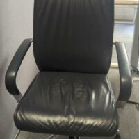 Fauteuil de direction pivotant ajustable en hauteur en cuir bleu nuit. piètement en étoile à 5 branches sur roulettes. 119 x 61 x 66 cm. Localisation : 6 rue Duret - 75116 Paris : es13 – Image 3
