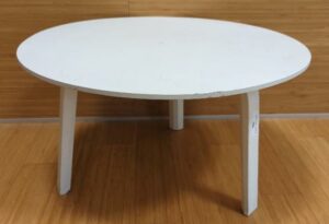 Table basse ou bout de canapé tripode en bois blanc. 33 x 60 cm. 3 unités. Vendu à l'unité avec faculté de réunion. Localisation : 6 rue Duret - 75116 Paris : rdc