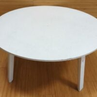 Table basse ou bout de canapé tripode en bois blanc. 33 x 60 cm. Localisation : 6 rue Duret - 75116 Paris : rdc – Image 2