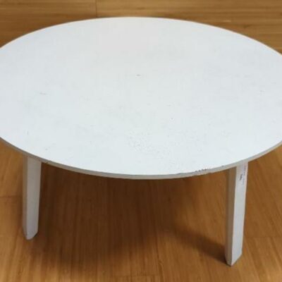 Table basse ou bout de canapé tripode en bois blanc. 33 x 60 cm. 3 unités. Vendu à l’unité avec faculté de réunion. Localisation : 6 rue Duret – 75116 Paris : rdc