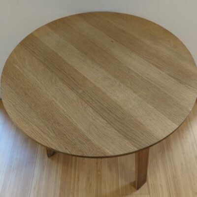 Table basse ou bout de canapé tripode en bois naturel. 39 x 45 cm. 2 unités. Vendu à l’unité avec faculté de réunion. Localisation : 6 rue Duret – 75116 Paris : rdc, rdc haut