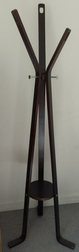 Porte manteau tripode en bois marron foncé. Hauteur 180 cm. 18 unités Vendu à l'unité avec faculté de réunion. Localisation : 6 rue Duret - 75116 Paris : 1er, 1-27, 1-26, 1-31, 2-52, 2-55, 2-57, 2-59, 2-68, 2-60, 2-63, 2-62, 3-89, 3-79, 3-76, 3-75, 5eme
