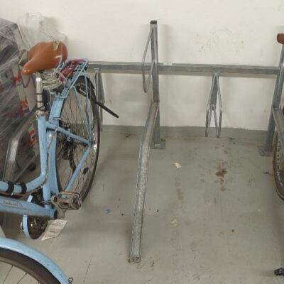 Rack à vélo 6 places en aluminium (à déboulonner). 85 x 184 x 97 cm. 3 unités. Vendu à l’unité avec faculté de réunion. Localisation : 6 rue Duret – 75116 Paris : -2 près repro