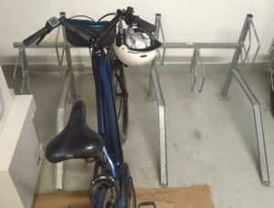 Rack à vélo 6 places en aluminium (à déboulonner). 85 x 184 x 97 cm. 3 unités. Vendu à l'unité avec faculté de réunion. Localisation : 6 rue Duret - 75116 Paris : -2 près repro