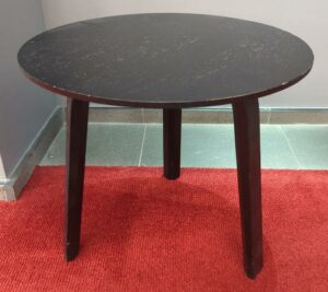 Petite table basse ou bout de canapé plateau rond en bois noir, piètement tripode. 39 x 45 cm. 4 unités. Vendu à l'unité avec faculté de réunion. Localisation : 6 rue Duret - 75116 Paris : rdc, 1-40, 1-36