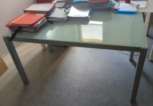 Table rectangulaire plateau en verre fumé vert reposant sur 4 pieds en métal brossé. 72 x 140 x 80 cm. Localisation : 6 rue Duret - 75116 Paris : 2-49