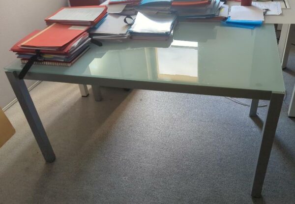 Table rectangulaire plateau en verre fumé vert reposant sur 4 pieds en métal brossé. 72 x 140 x 80 cm. Localisation : 6 rue Duret - 75116 Paris : 2-49