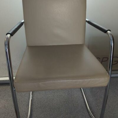 Fauteuil empilable de marque Bene, structure en acier chromé, garniture en cuir beige et accoudoirs en cuir noir. 85 x 55 x 50 cm. 3 unités. Vendu à l’unité avec faculté de réunion. Localisation : 6 rue Duret – 75116 Paris : 2-61