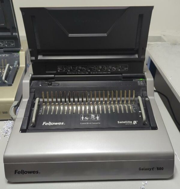 Relieuse de marque Fellowes modèle Galaxy e500. 2 unités. Vendu à l'unité avec faculté de réunion. Localisation : 6 rue Duret - 75116 Paris : -2 repro