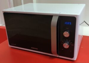 Four micro-ondes 1000 watts de marque Samsung. 30 x 52 x 36 cm. 3 unités. Vendu à l'unité avec faculté de réunion. Localisation : 6 rue Duret - 75116 Paris : -1 sam, rdc haut