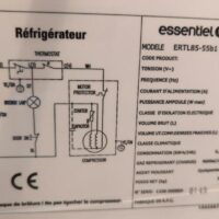 Réfrigérateur table top de marque Essentiel, capacité 130 litres. 85 x 55 x 55 cm. (usures). 3 unités. Vendu à l'unité avec faculté de réunion. Localisation : 6 rue Duret - 75116 Paris : -1 sam – Image 3