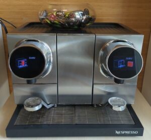 Machine à café professionnelle Nespresso 2 bec modèle Momento 231/np200. Localisation : 6 rue Duret - 75116 Paris : Rdc haut