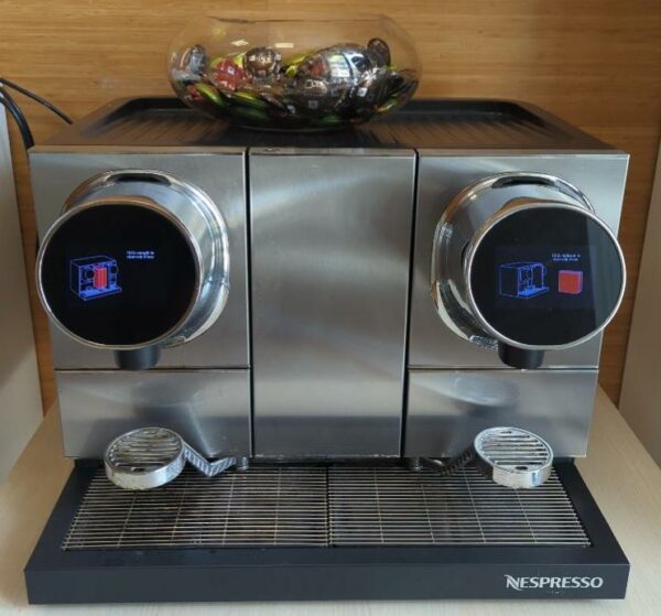 Machine à café professionnelle Nespresso 2 bec modèle Momento 231/np200. Localisation : 6 rue Duret - 75116 Paris : Rdc haut