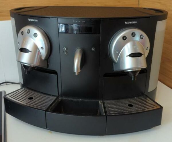 Machine à café professionnelle de marque Nespresso modèle Gémini 200. Localisation : 6 rue Duret - 75116 Paris : rdc haut