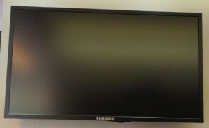 Téléviseur 46 pouces de marque Samsung modèle LH46CSPLBC/EN, avec attache murale. Localisation : 6 rue Duret - 75116 Paris : Rdc hall