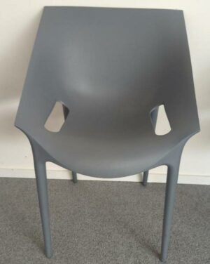 Fauteuil design Philippe Stark modèle Dr.Yes édition Kartell en polypropylène gris. 80 x 55 x 55 cm. 26 unités. Localisation : 6 rue Duret - 75116 Paris : salle réunion -2, -2 vestiaire