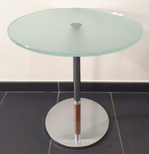 Table d'appoint plateau rond en verre fumé, pied colonne en acier chromé avec insert couleur bois. 48 x 45 cm. Localisation : 6 rue Duret - 75116 Paris :  -1 sam