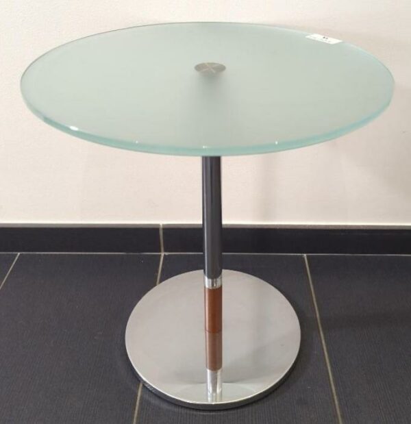 Table d'appoint plateau rond en verre fumé, pied colonne en acier chromé avec insert couleur bois. 48 x 45 cm. Localisation : 6 rue Duret - 75116 Paris :  -1 sam